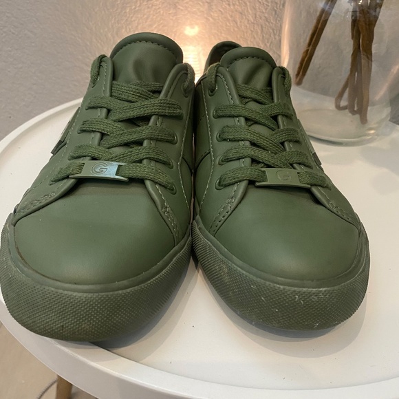 GBG Guess Sneaker Olive Green Modern Tennis Shoe 8 Women Very Good - Picture 3 of 7